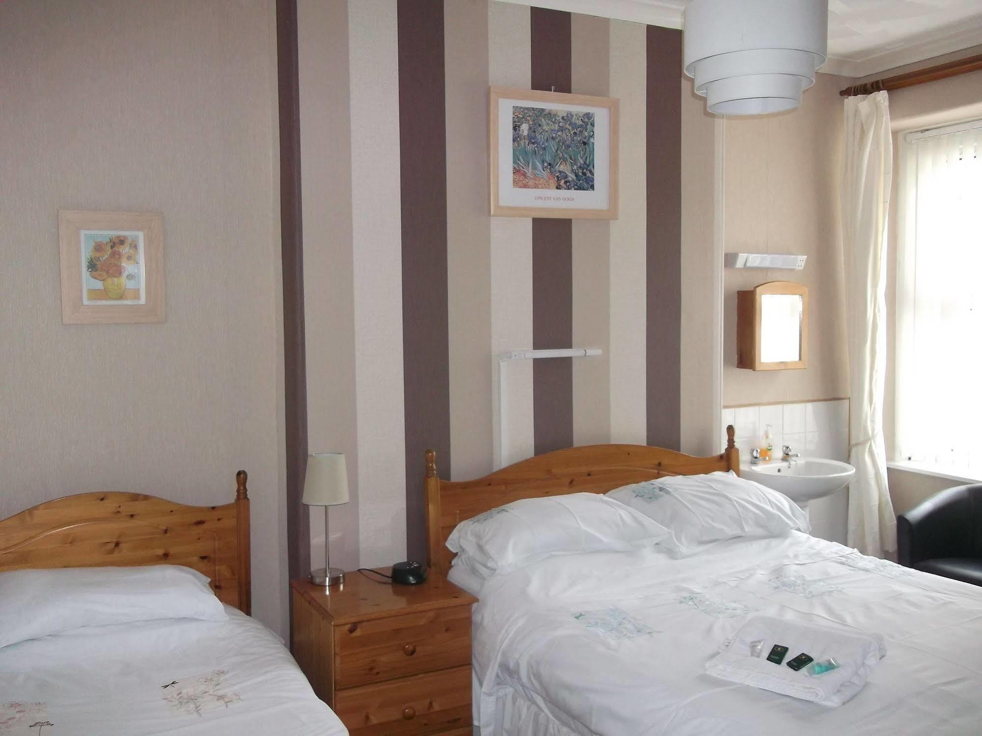 Wavecrest Hotel Holyhead Ngoại thất bức ảnh